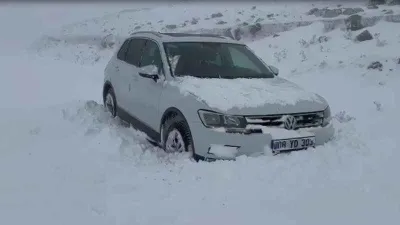 Ardahan'ın yüksek kesimlerinde kar yağışı: Araçlar yolda kaldı
