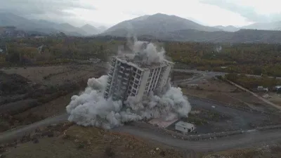 Malatya’da 16 katlı ağır hasarlı bina patlayıcıyla yıkıldı