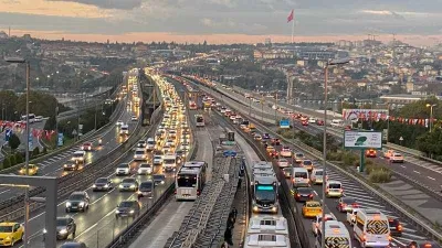 Okulların ilk gününde trafik yoğunluğu arttı