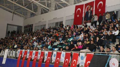 Hakkari'de Sanat Topluluğu gösterisine büyük ilgi