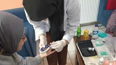 Hemşirelik öğrencileri şeker ölçümü yaptı