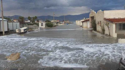Hatay’da deniz taştı