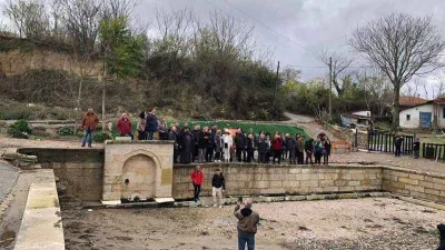 Yunanlılar Edirne'de çeşme başında halay çekti