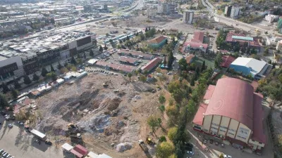 Yıkılan mahalle yerinde dönüşüm bekliyor