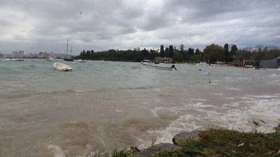Tuzla'da lodos nedeniyle denizle kara birleşti, 7 tekne battı