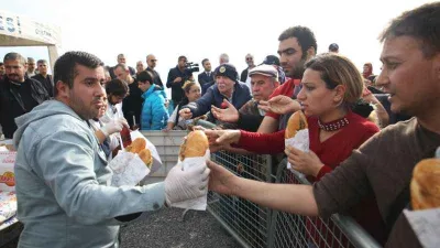Karaduvar Balık Festivali'nde 12 ton balık dağıtıldı
