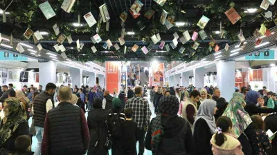 İnegöl Kitap Günleri'ne kitapseverlerden yoğun ilgi