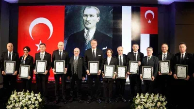 Beşiktaş'ta Başkan Hasan Arat ve yönetim kurulu, mazbatalarını aldı