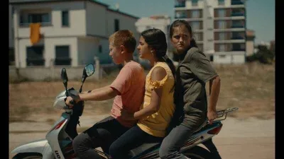 Çocuklara önce oyunculuk kursu verdi, sonra filmde oynattı