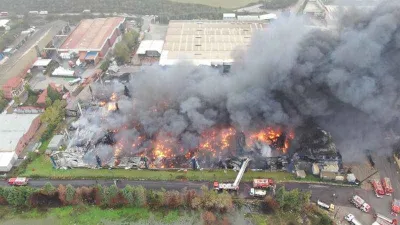 Lojistik deposunda çıkan yangının büyüklüğü gün ağarınca ortaya çıktı