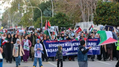 Antalya'da binlerce kişi Filistin için yürüdü