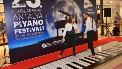 Piyanonun ustaları dev klavyede hünerlerini sergiledi