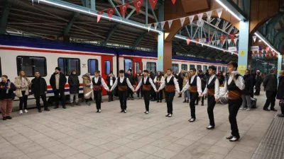 Doğu Ekspresi yolcuları Sivas'ta halayla karşılandı
