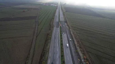 Depremin izi bu yolda hala var