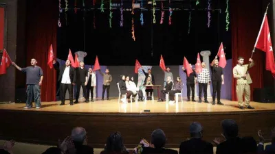 Kütahya'da “Vazomatik” tiyatro severlerle buluştu