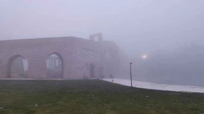 Tarihi Malabadi Köprüsü'nün siste masalsı görüntüsü 