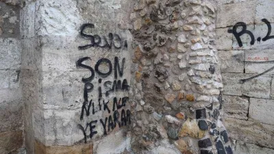 8 asırlık medreseye sprey boyayla yazı yazanlara ceza