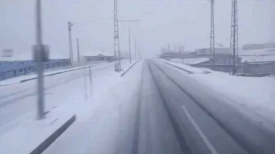 Tendürek Geçidi kar yağışı sebebiyle ulaşıma kapandı