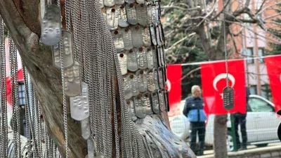 Şehitlerin künyeleri Şehit Ağacı'na çakıldı
