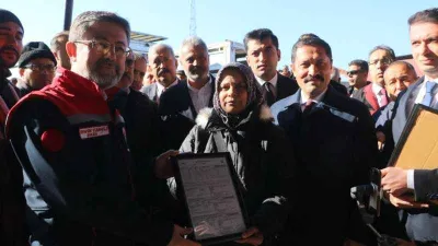 Depremde hayvanlarını kaybeden üreticilere büyükbaş hayvan dağıtımı