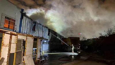 Beylikdüzü'nde üretim tesisi alev alev yandı