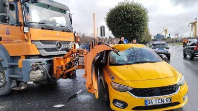 İBB kar küreme aracı kaza yaptı