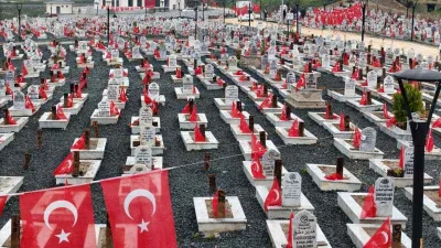 Deprem mezarlığı bayraklarla donatıldı