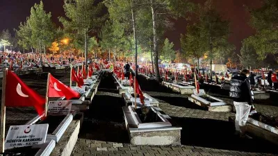 Depremzedeler 04.17'de yakınlarını andı