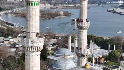 Eyüpsultan Camii'nin mahyası asıldı