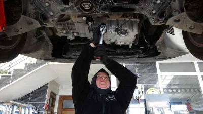 Erkek ustalara taş çıkarıyor