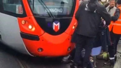 Fatih'te tramvay altında kalan motosiklet sürücüsü hayatını kaybetti