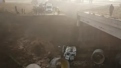 Tuzla'da servis minibüsü dere yatağına uçtu: 1 ölü, 14 yaralı