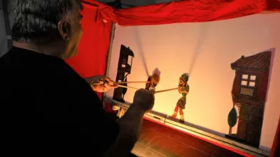 Depremzedeler Hacivat ve Karagöz'le gülüyor