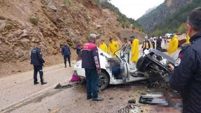 Otomobilin üzerine kaya parçası düştü: 4 ölü