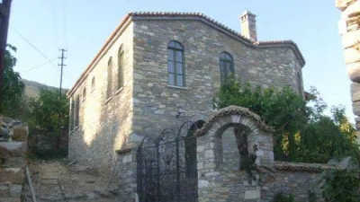 200 yıllık kiliseye defineciler dadandı