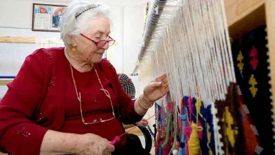 83 yaşında ilmek ilmek halı dokuyor