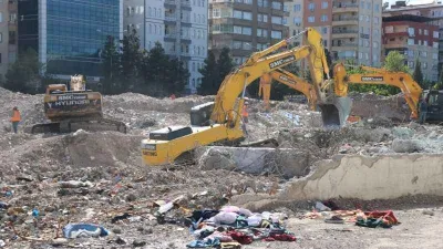 Diyarbakır’da enkaz kaldırma çalışmaları devam ediyor