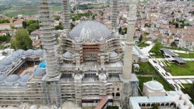 Selimiye Camii'ne dev kubbe alemi