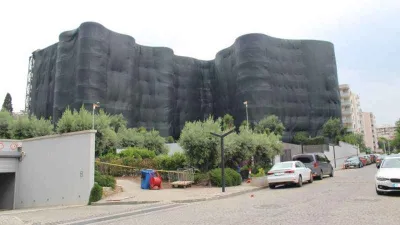 Yangında hasar gören Folkart Sitesi'ndeki blok örtü ile kaplandı