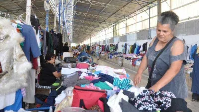 Pazarda kazanıyor sokak hayvanlarına harcıyor