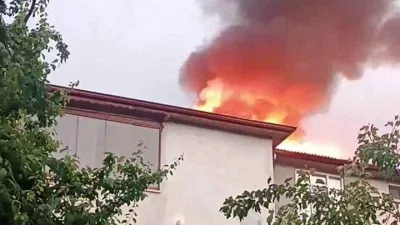 Yıldırım düşen evin çatısı alev aldı