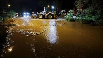 Amasya’da sağanak nedeniyle gölet taştı, sokaklar dereye döndü