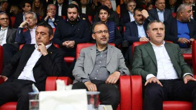 Gençlik ve Spor Bakanı derbi maçında 