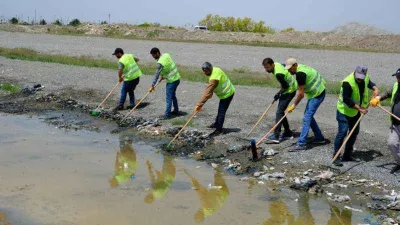Van Gölü sahilinde çevre temizliği