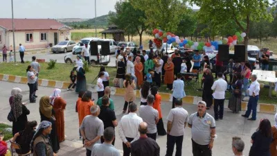 Kanser hastaları halay çekerek moral buluyor