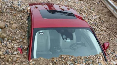 Denizli'de selin getirdiği çamur aracı yuttu