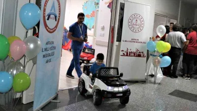 Çocuklar ameliyata akülü arabayla gidecek