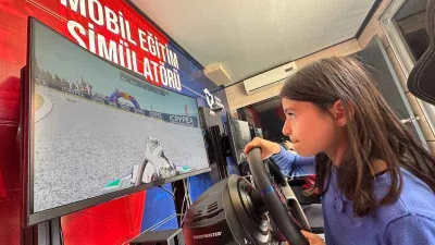 Depremzede çocuklar mobil simülatörle eğlendi