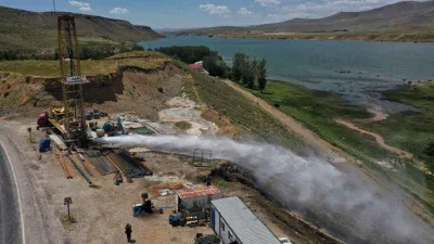 Erciş'te 750 metrede jeotermal su bulundu