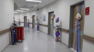 Hasta çocukları duvarlardaki çizgi film karakterleri karşılıyor